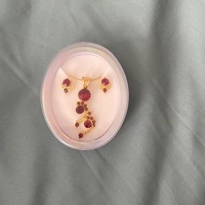 A really nice necklace to wear at Indian weddings or any traditional function.